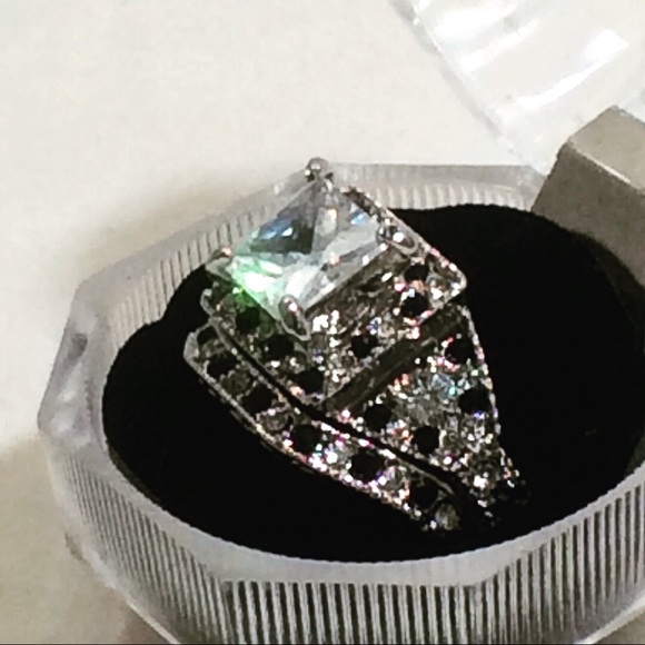 Ladies Wedding Ring Set! - Picture 7 of 9